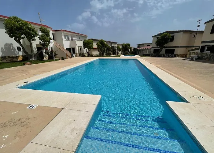 Apartamento bajo con jardín y piscina - FORCAT.