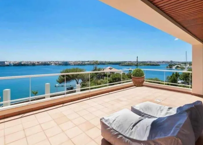VILLA LANTANA Lujo y estilo con vistas únicas al puerto de Mahón