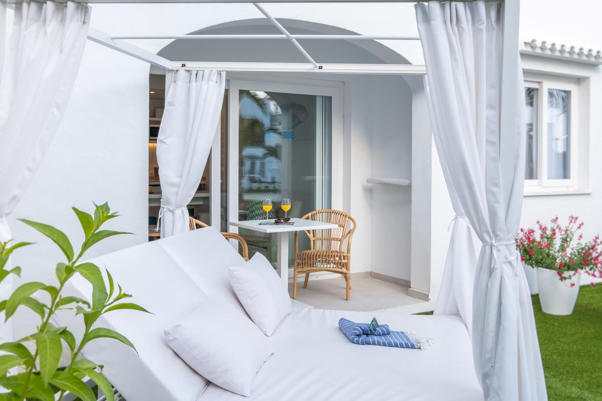 Fergus Style Carema Aparthotel 4*