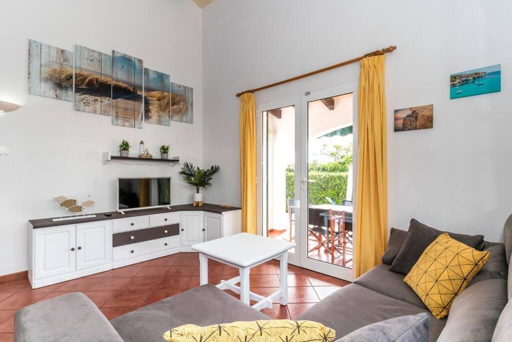 Menorcan Villa, Seaviews, Private Pool & Lush Yard *
