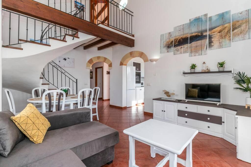 Villa Menorcan Villa, Seaviews, Private Pool & Lush Yard