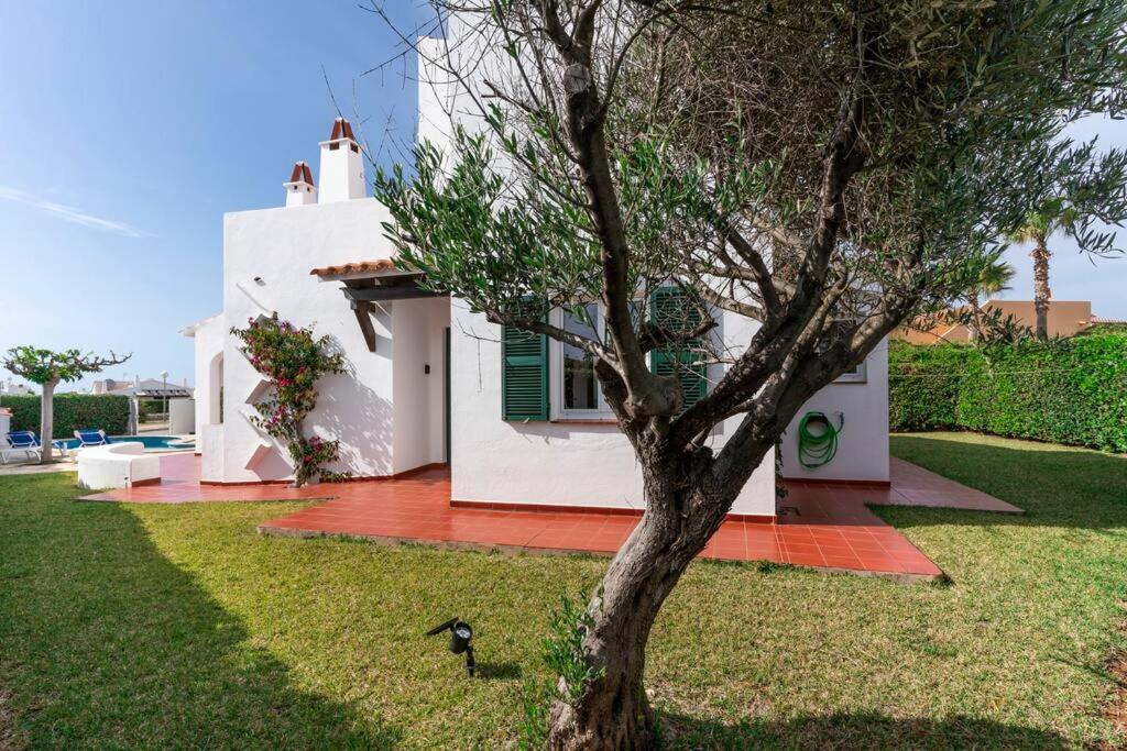 Villa Menorcan Villa, Seaviews, Private Pool & Lush Yard *