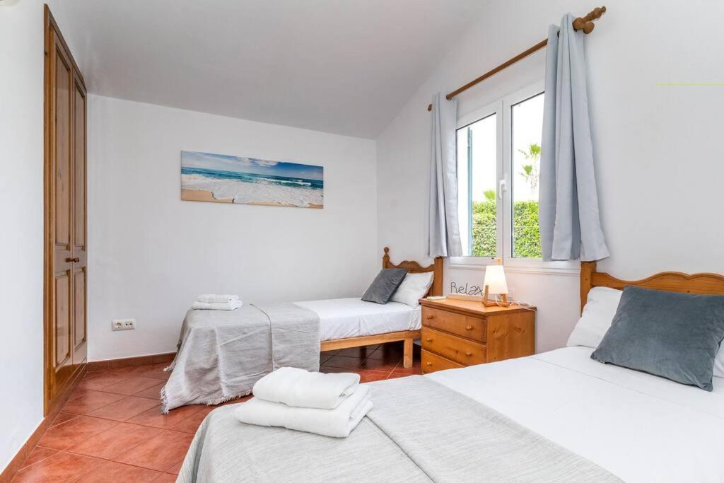 Menorcan Villa, Seaviews, Private Pool & Lush Yard Villa *