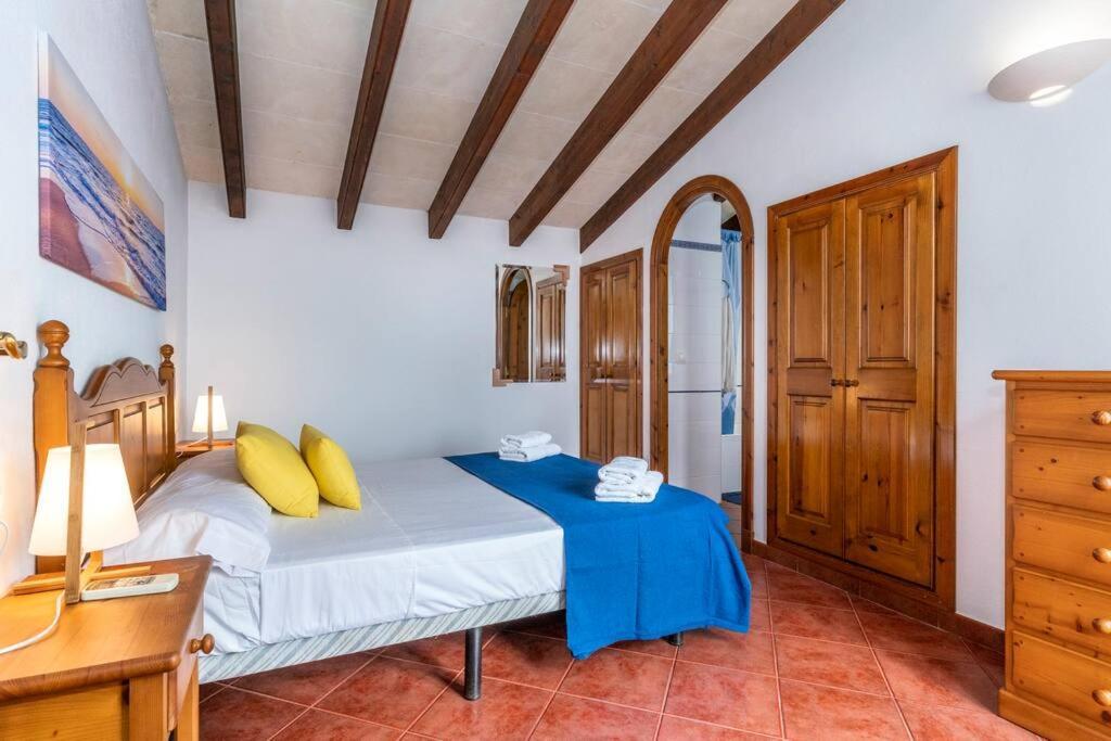 Menorcan Villa, Seaviews, Private Pool & Lush Yard Villa *