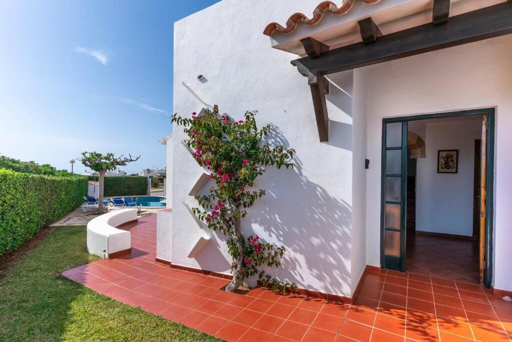 Villa Menorcan Villa, Seaviews, Private Pool & Lush Yard *
