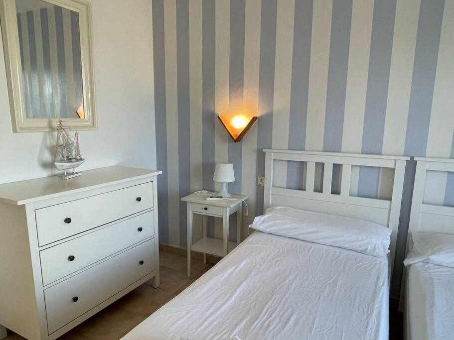 Pregonda Con Piscina Y Junto A Playa Apartamento