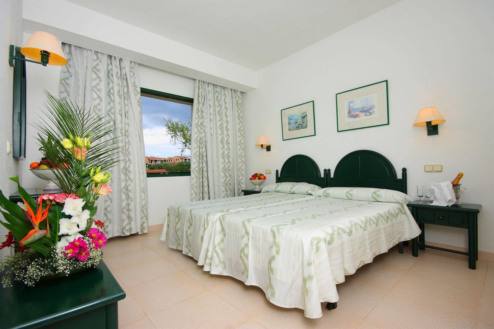 Son Bou Apartments *