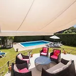 VILLA JARAMA Elegante chalet moderno cerca de la playa