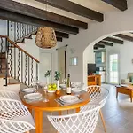 Can Esmo! 6 Hosts, 3 Bedrooms And A Private Pool