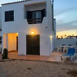 Gran Casa Con Bonito Jardin