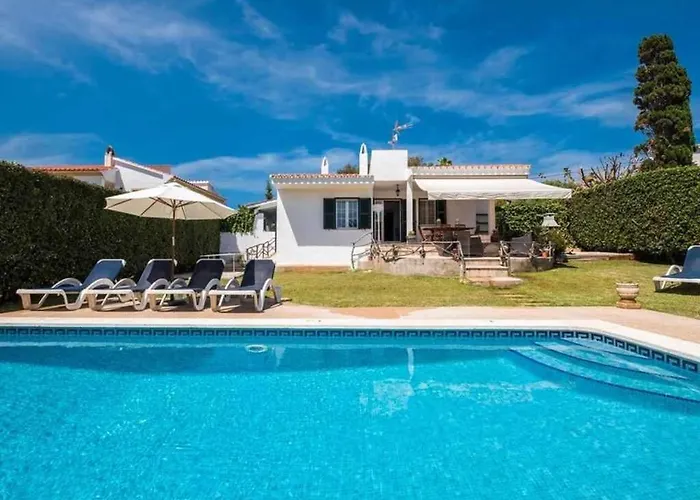 VILLA JARAMA Elegante chalet moderno cerca de la playa