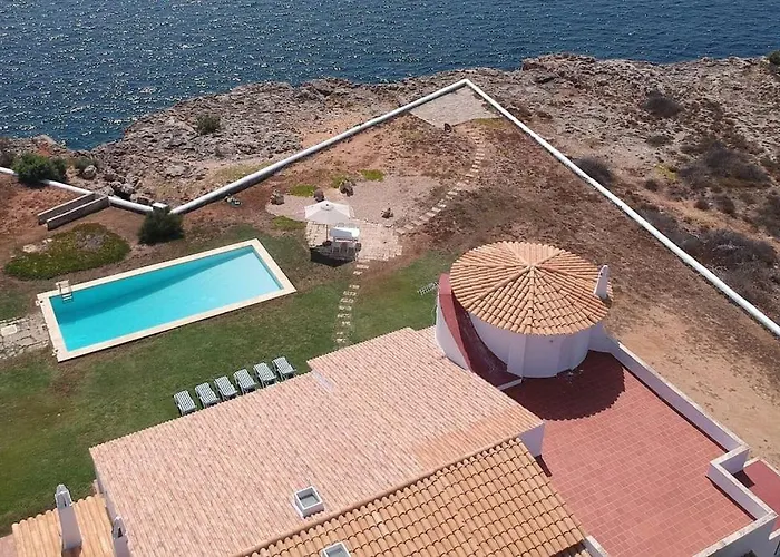 Casa con piscina, vistas y acceso privado al mar. Vistes Voramar.