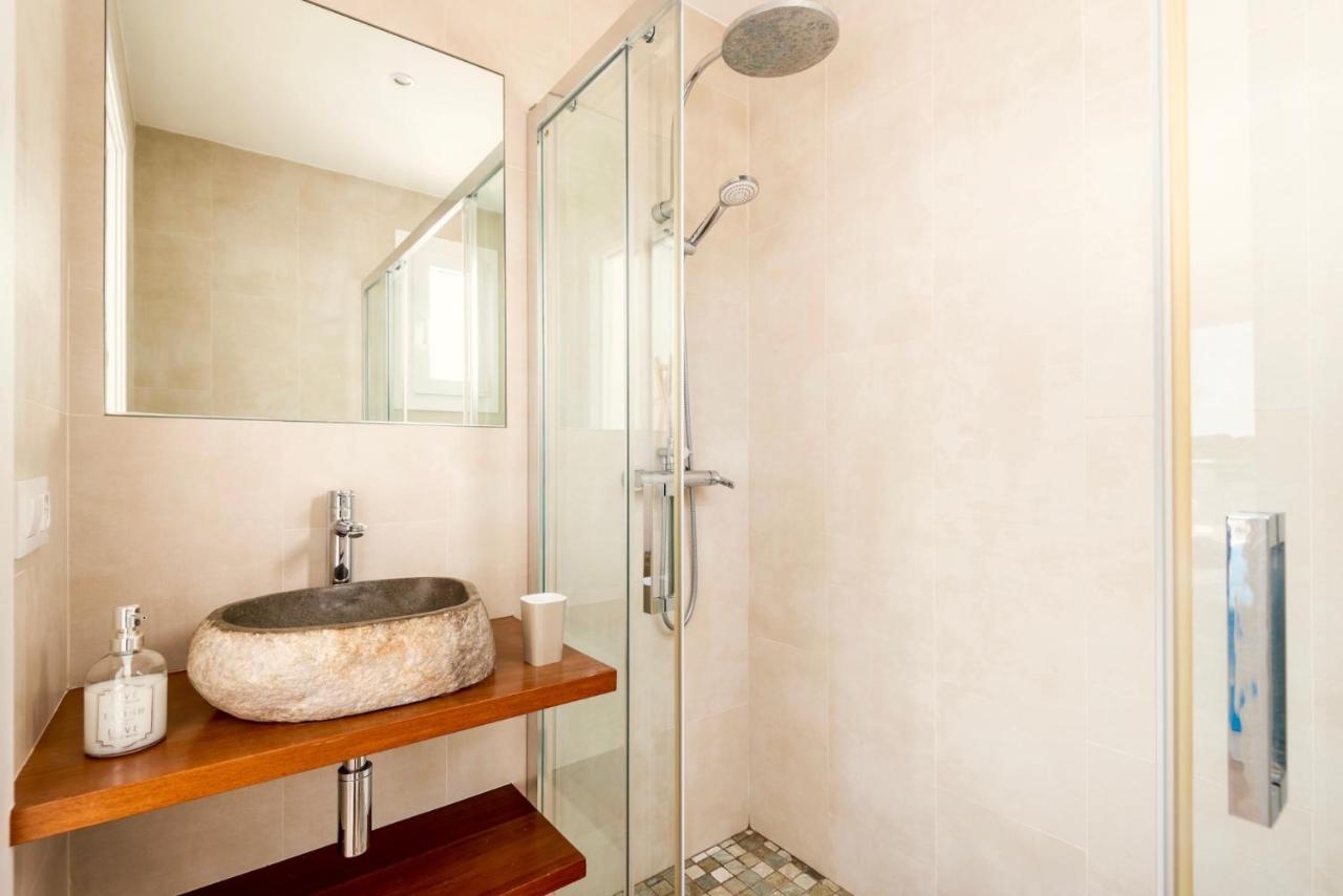 Seafront Bellavista With Heated Pool By Dadovillas Villa *