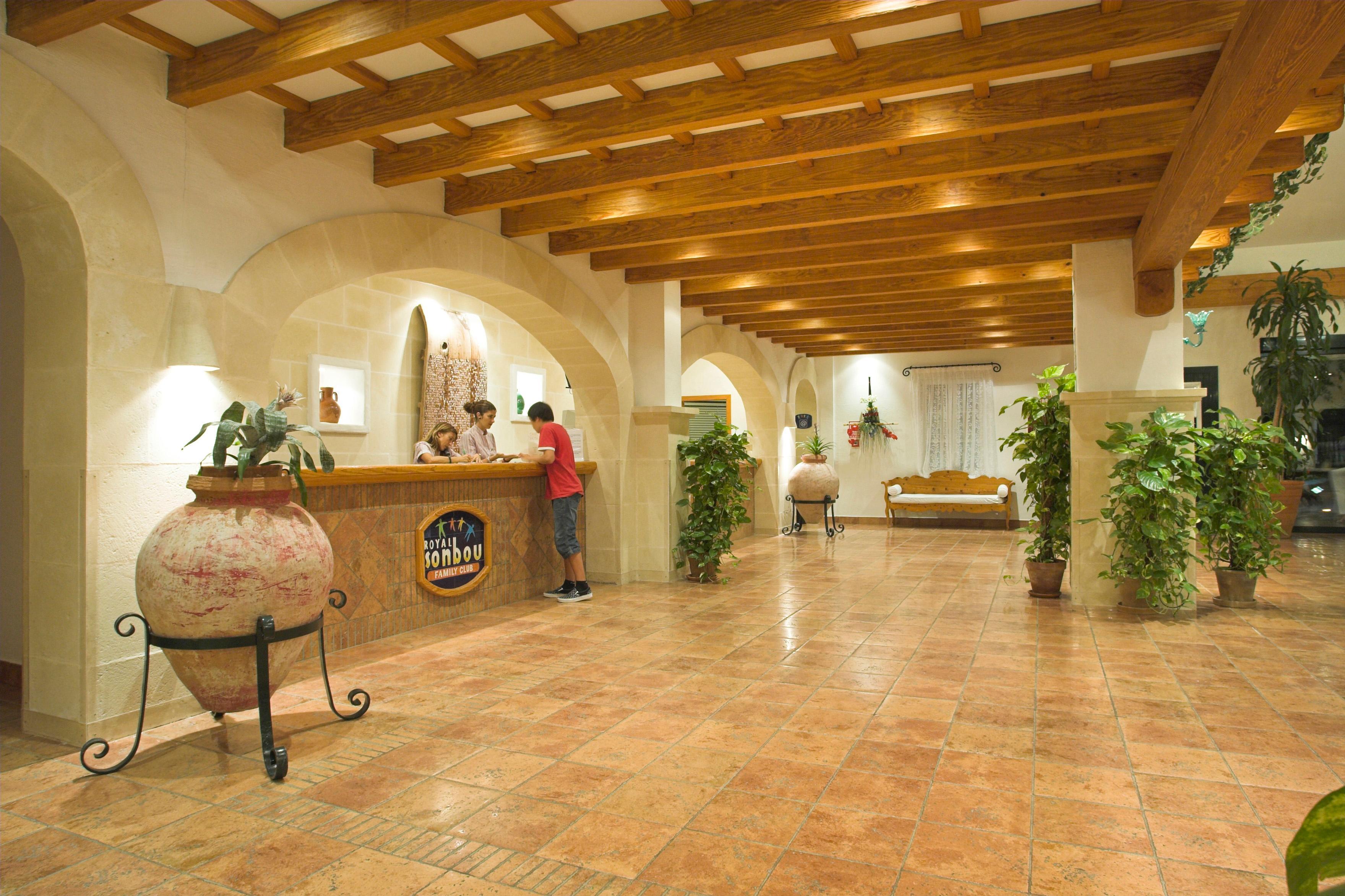 Royal Family Club Hotel