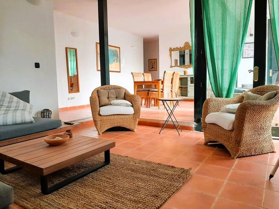 Villa Anana Binisafua
