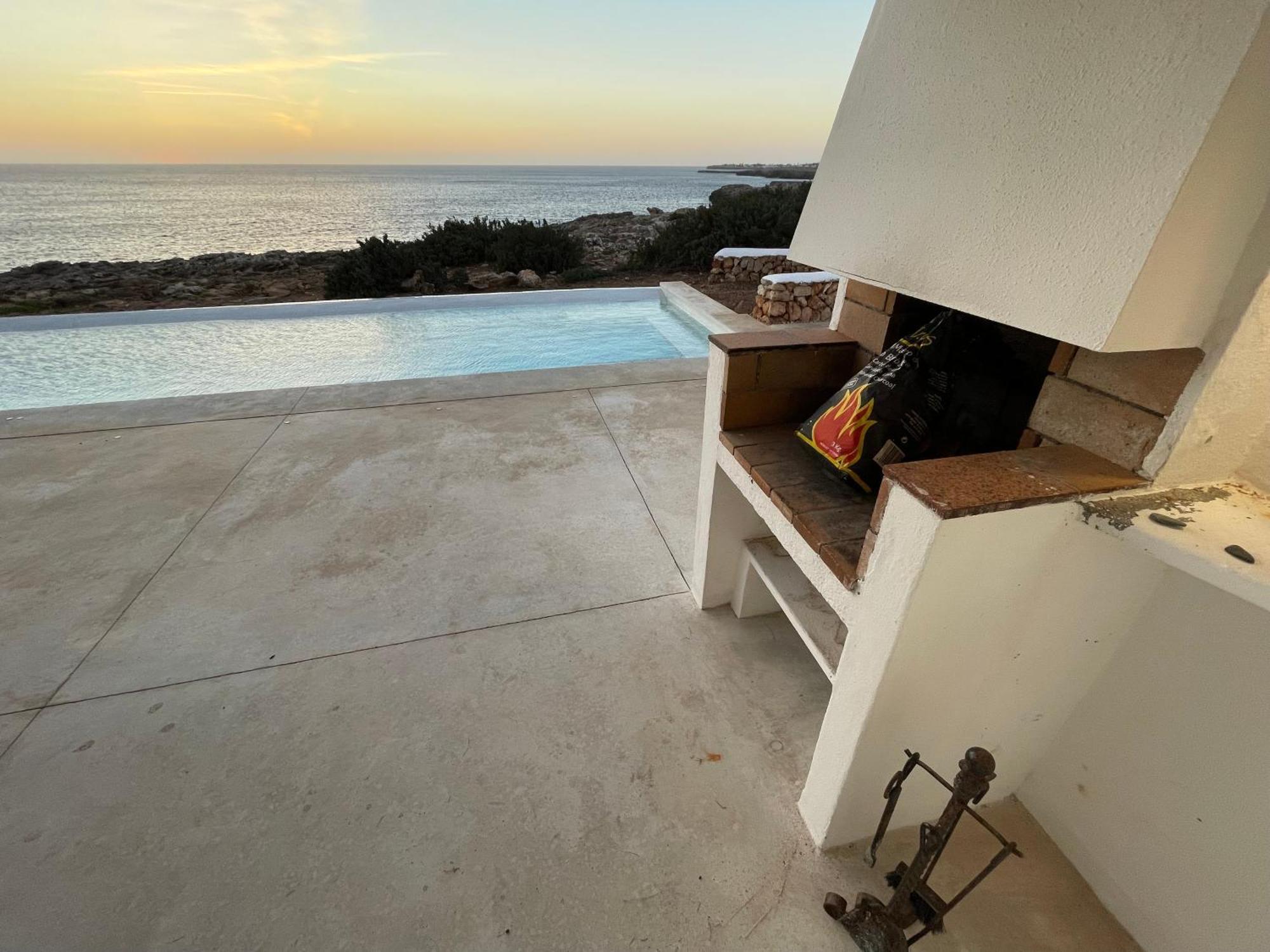Binisamar Infinity Pool Over The Sea *