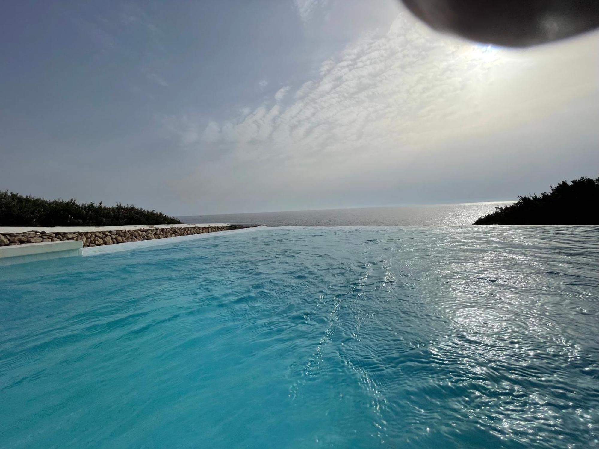 Binisamar Infinity Pool Over The Sea *