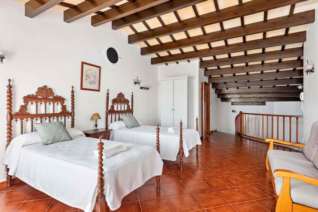 4 Bedroom Villa, Pool, 500m To Beach, Cala En Blanes * Cala'N Blanes (Menorca)