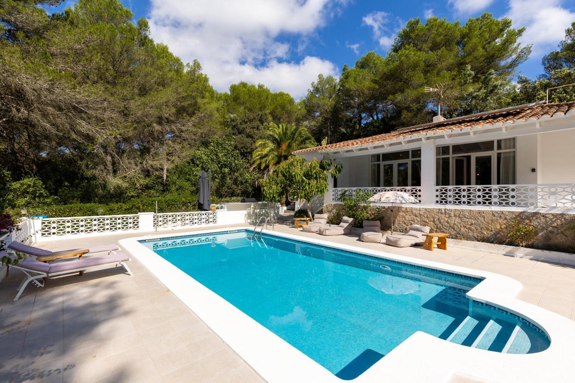 Caterina Authentic In Quiet, Wooded Area Es Mercadal