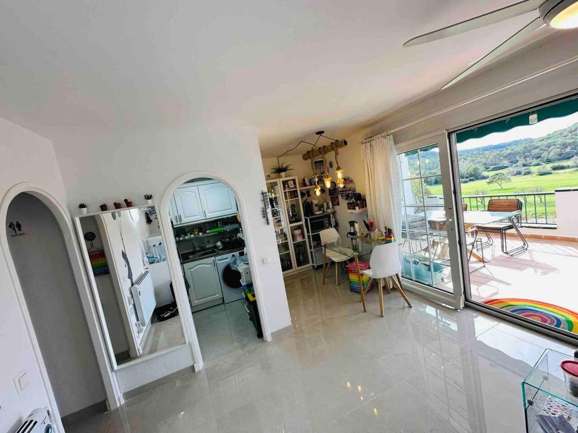 Spacious Near With Shared Pool Apartamento