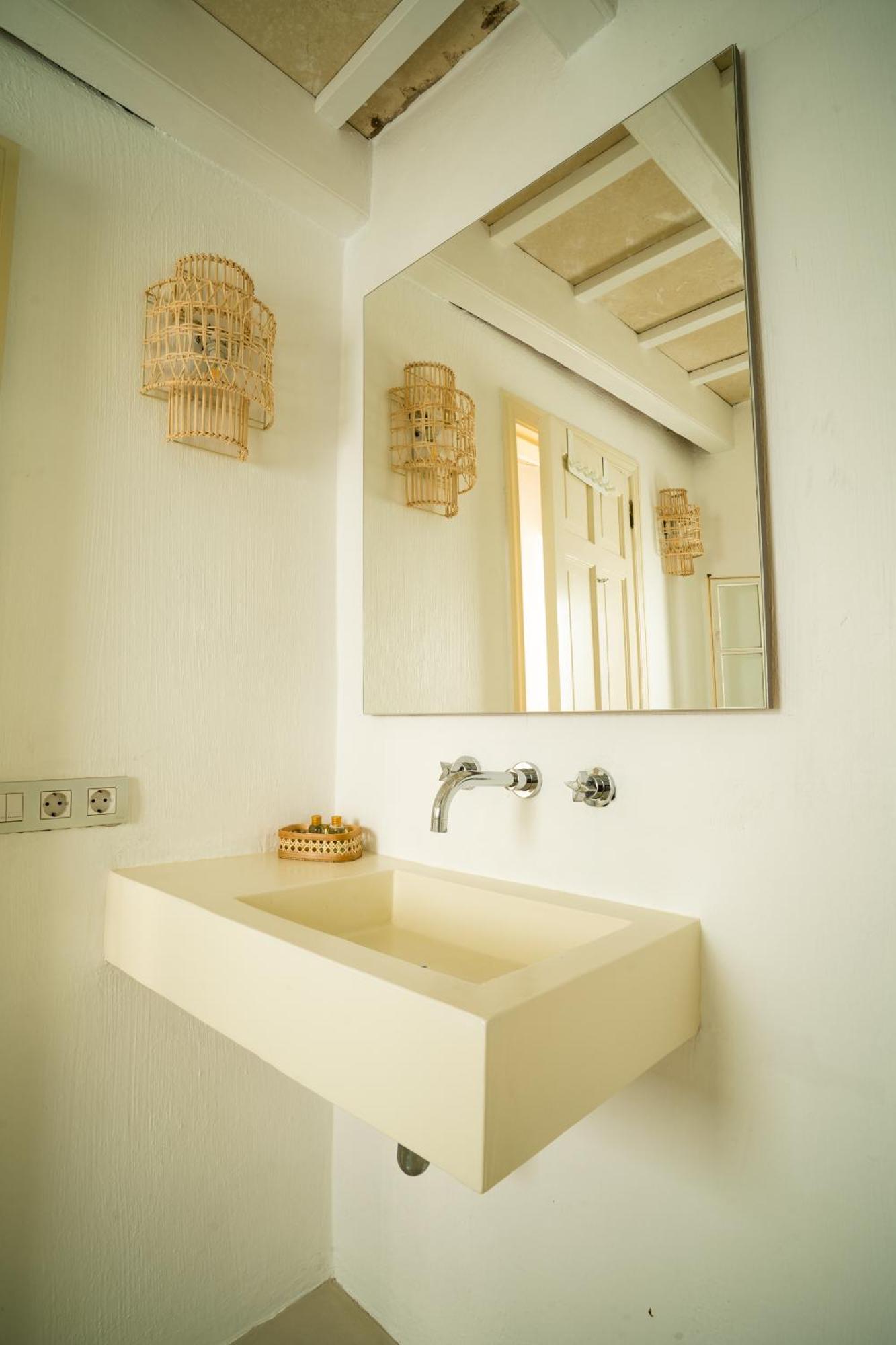 971 Con Encanto Hotel