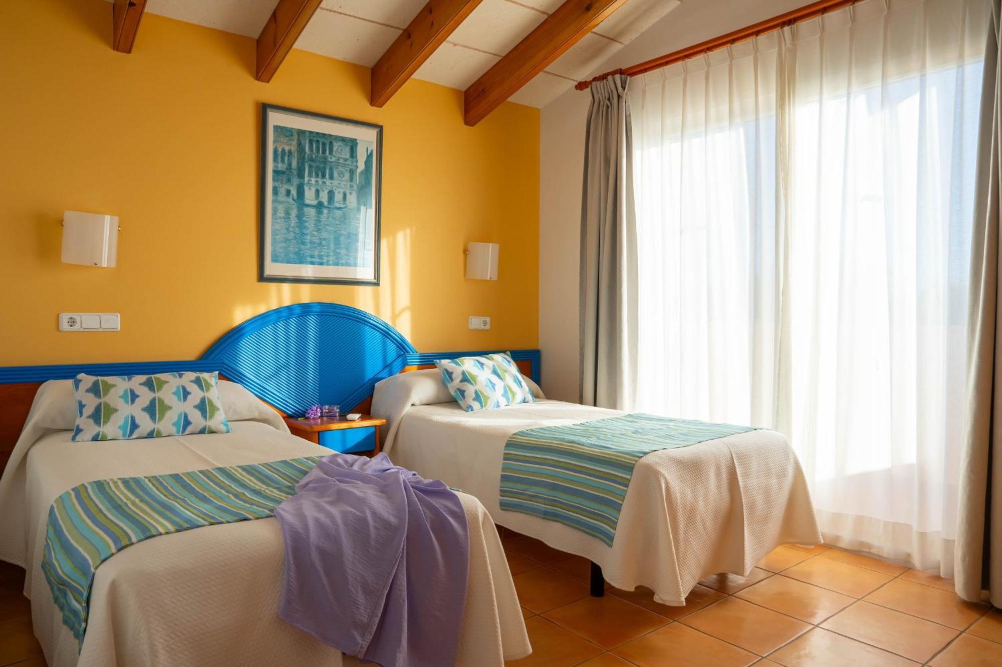Amarillas Villa *