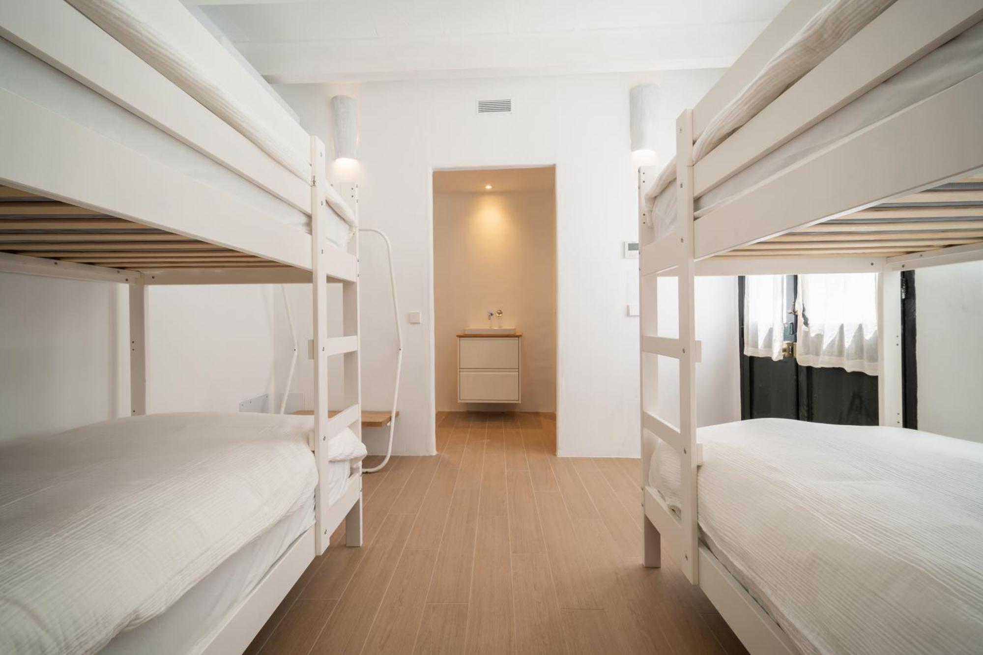 Llonga'S Hostel 4*