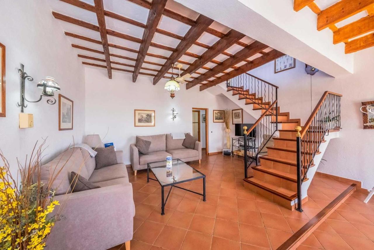 Llucasaldent Menor Villa *