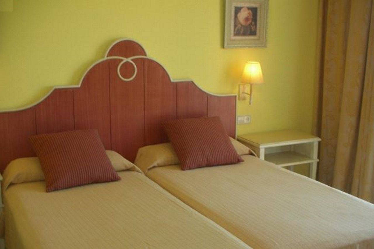 Grupotel Macarella & Aparthotel 4*